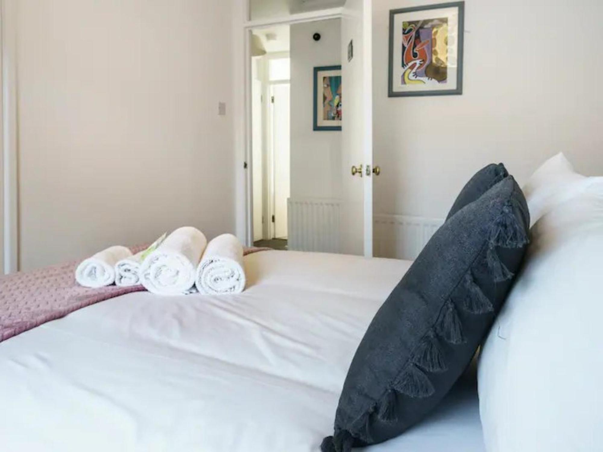 Pass The Keys Centre Queens Uni Eateries And Bars Abound Apartment *